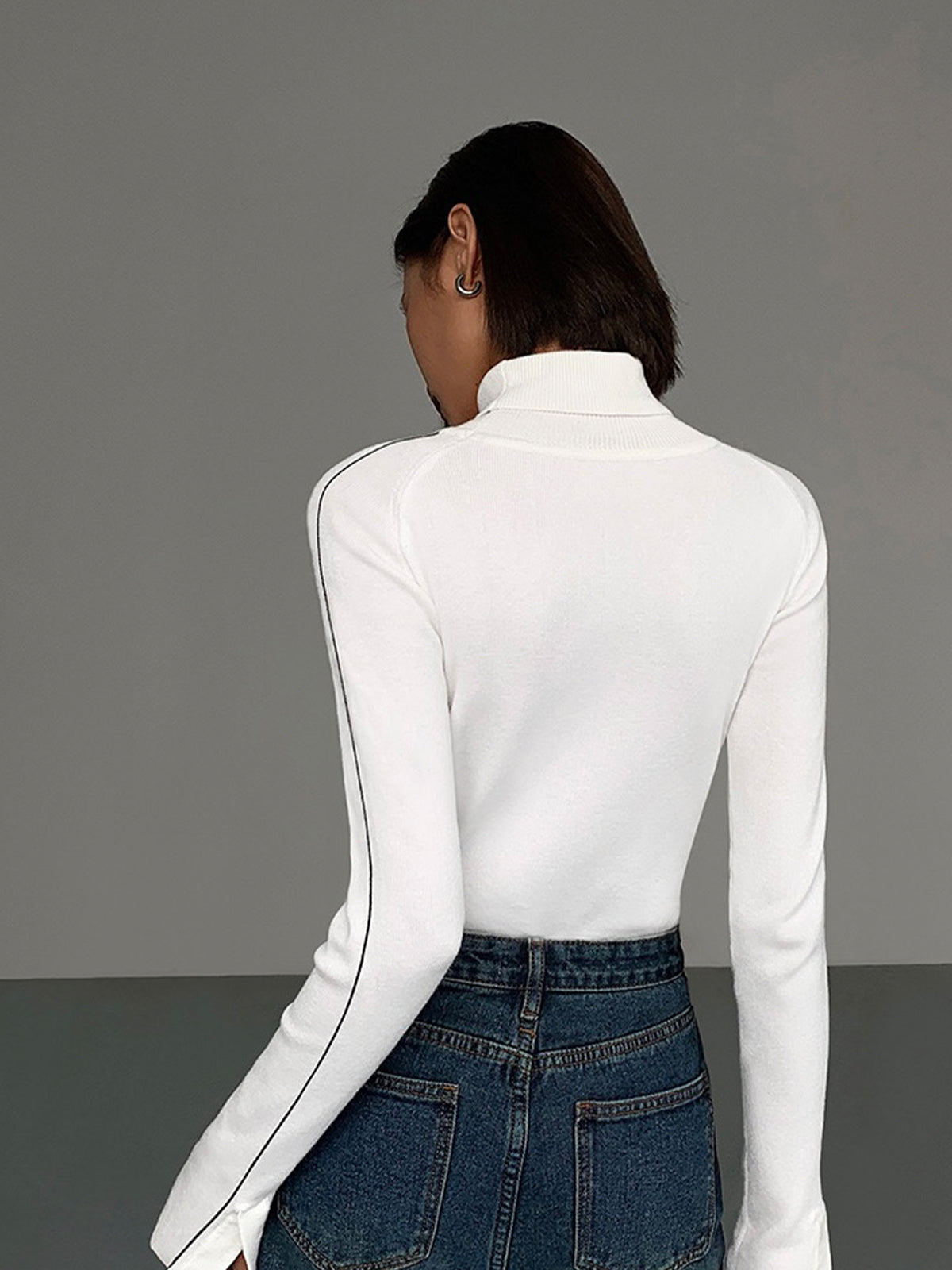 Stylish Turtleneck Sweater with Contrast Piping 3