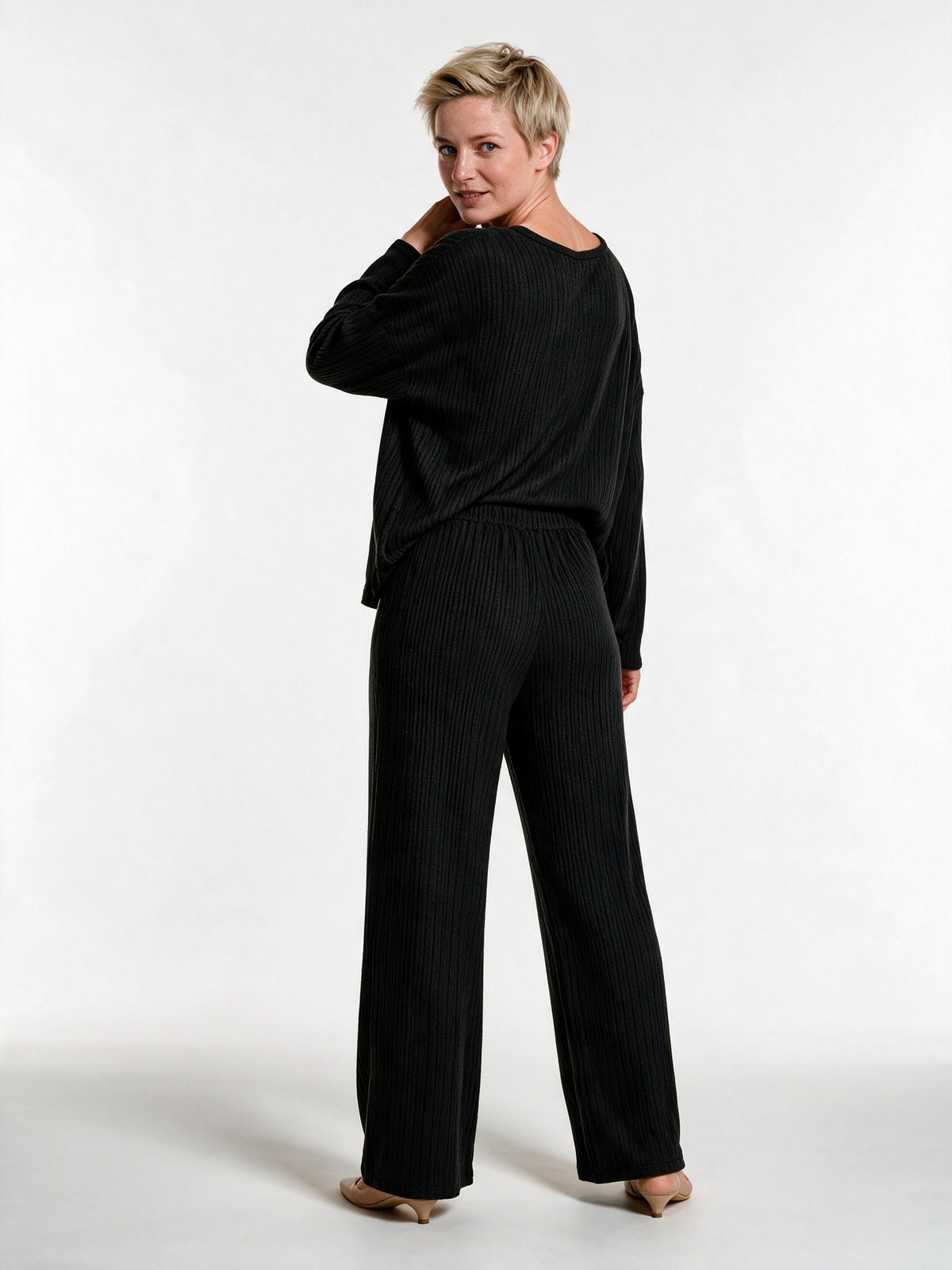 Solenne - Women's Ribbed V-Neck Top and Wide Leg Pants Lounge Set - view 5